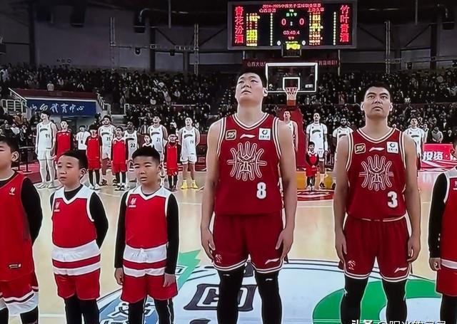 教练团队研究对手战术，期待胜利(教练团队研究对手战术,期待胜利的句子)