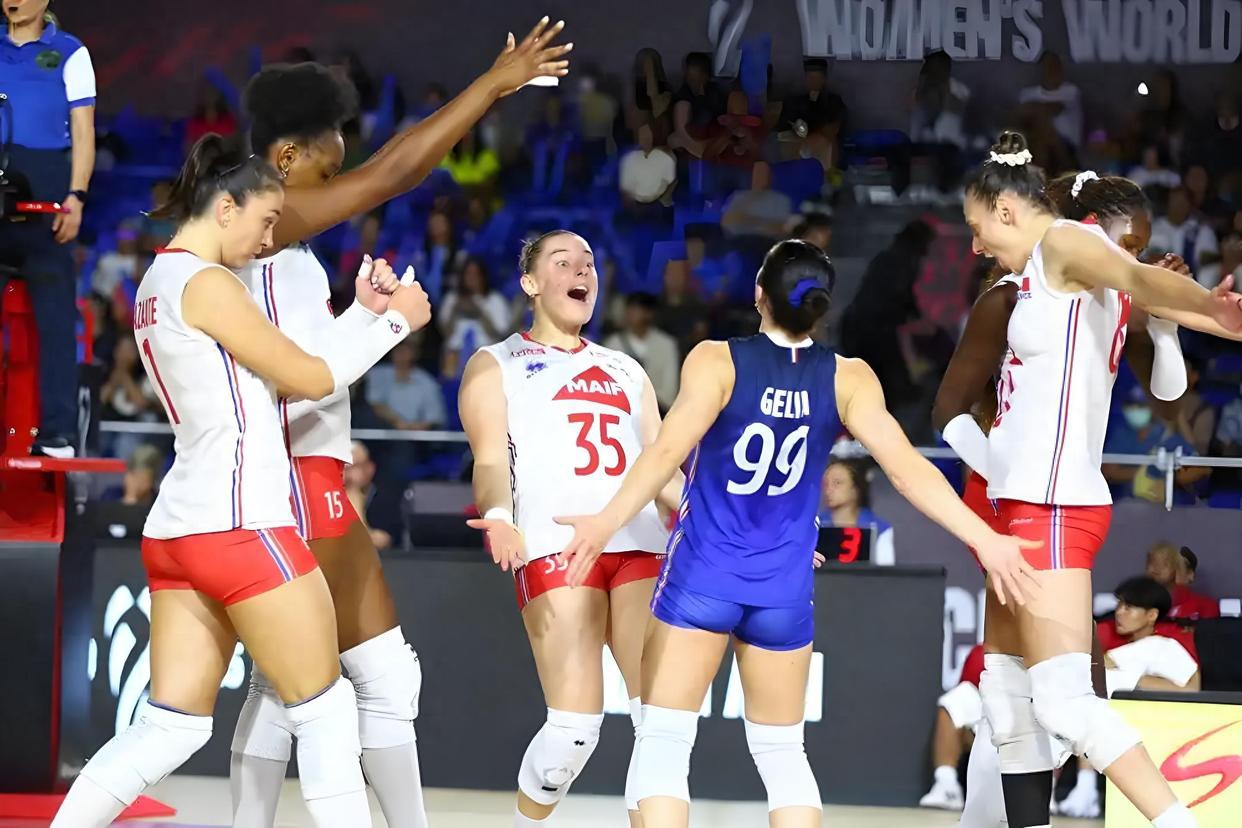 包含法国国家队实力强劲，轻松晋级下一轮资格赛的词条